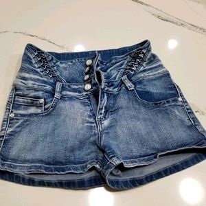 Vinizbena "Pin up Style" high waist denim shorts